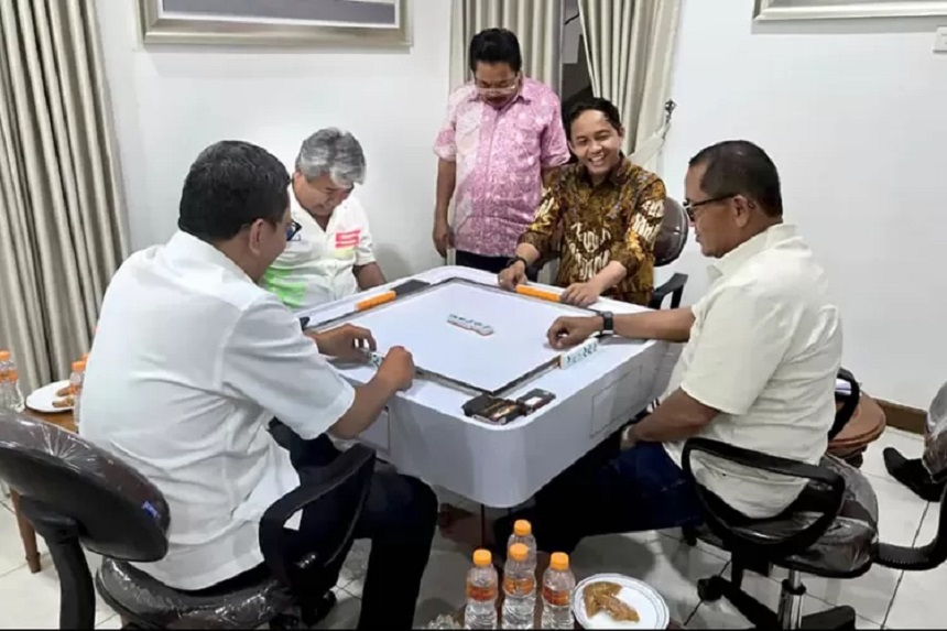Main Domino dengan Azis Wellang, MAKI: Menhut Raja Juli Tak Etis