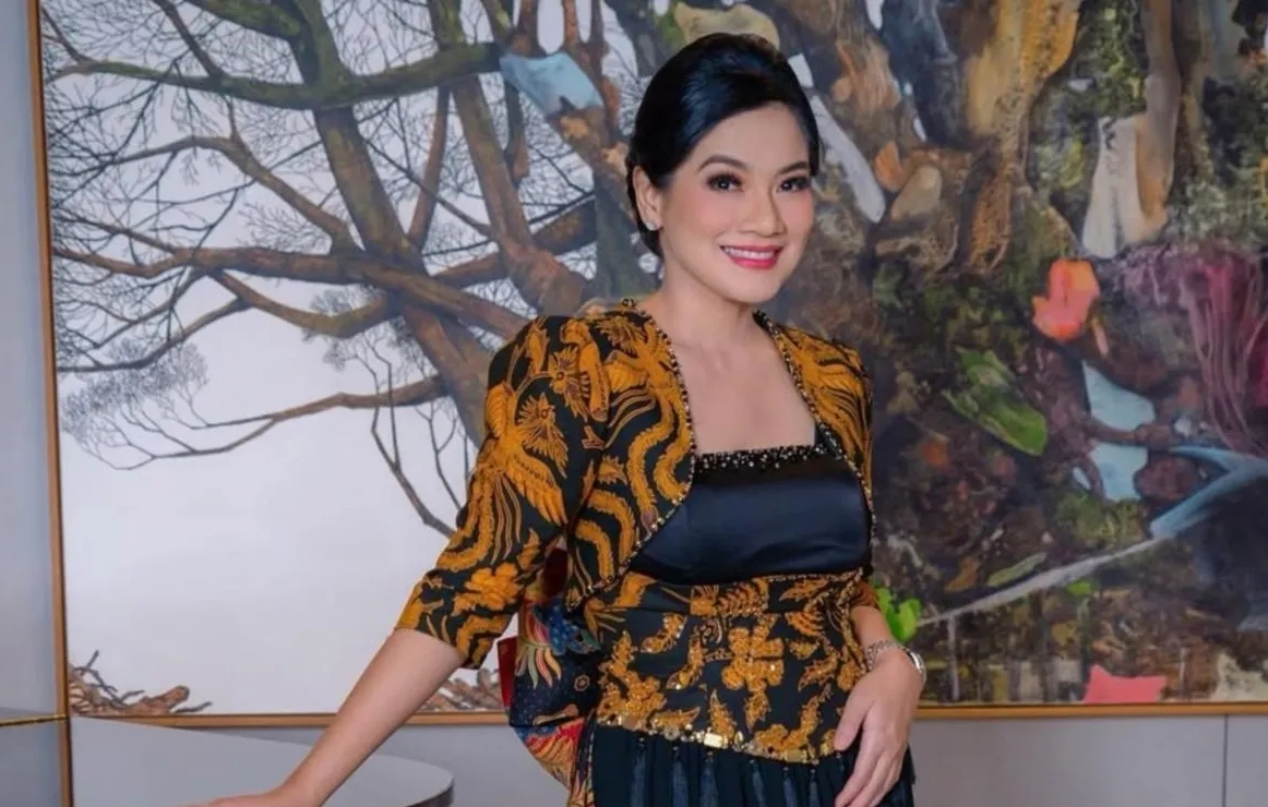 Titi Kamal Bangga Pakai Batik