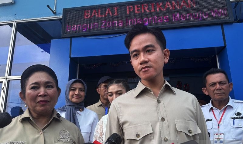 Gibran Ucapkan Terima Kasih atas Ziarah Roy Suryo dan Dokter Tifa ke Makam Keluarga Jokowi