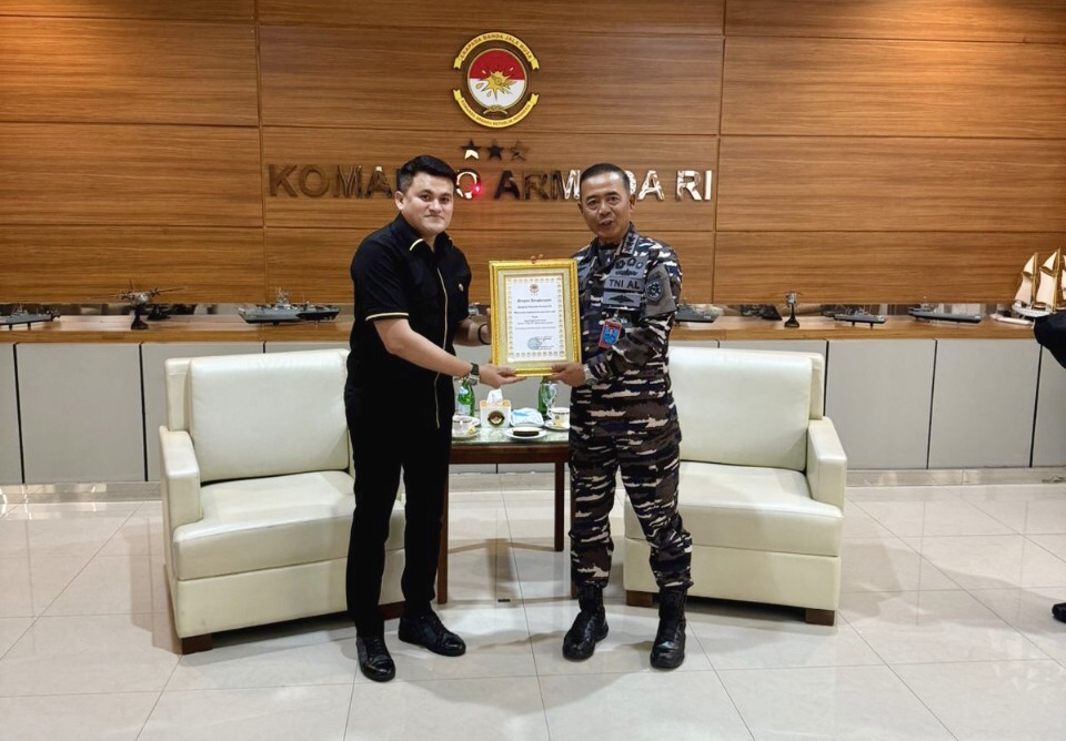 Ridho Pandoe Diganjar Penghargaan dari Panglima Koarmada RI