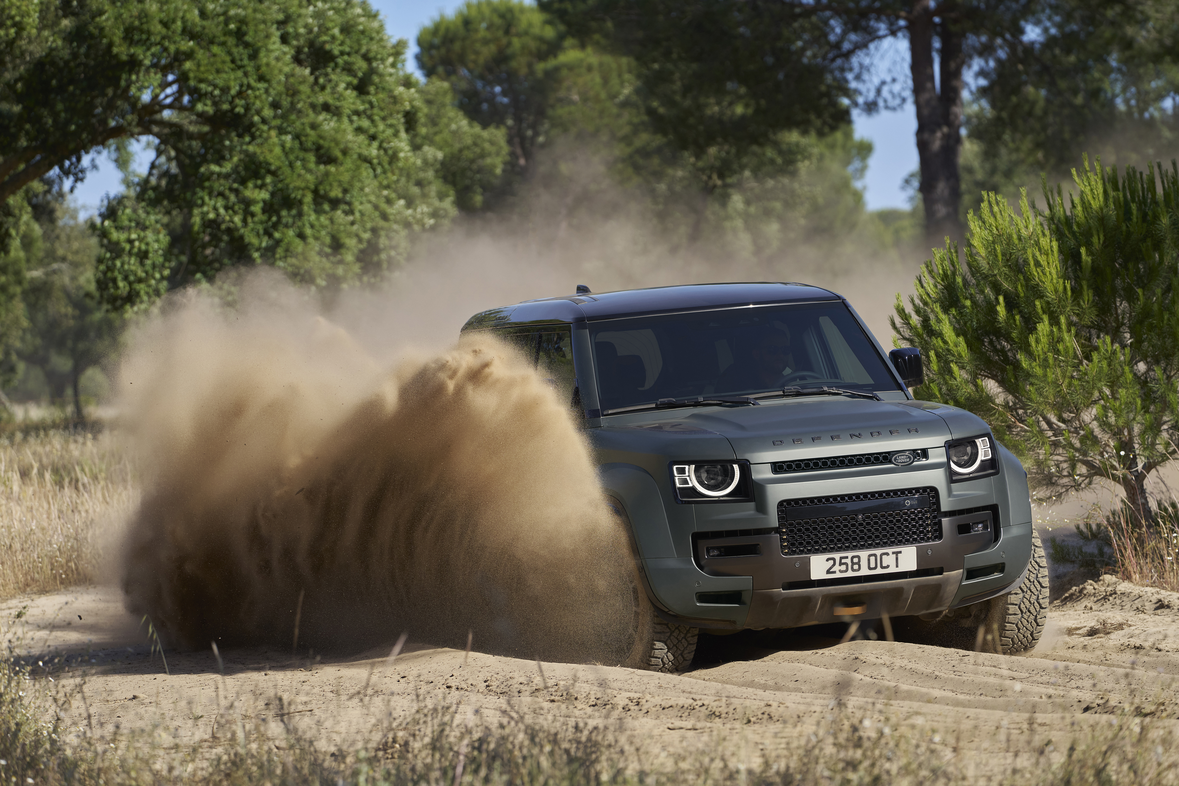 Defender OCTA Resmi Meluncur di Indonesia, SUV 4x4 Terkencang Seharga Rp9 Miliar