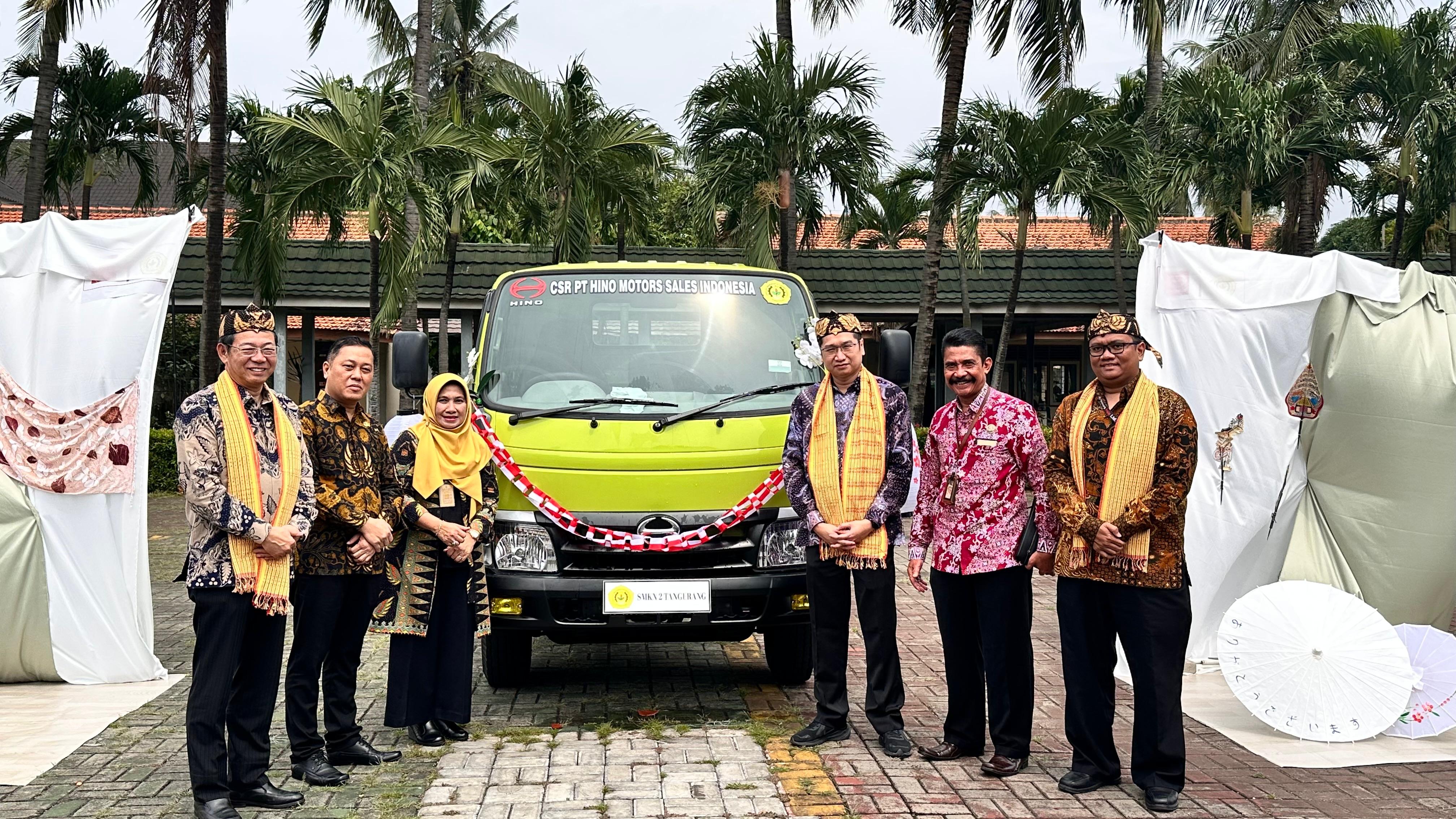 HMSI Serahkan Truk Hino 300 ke SMKN 2 Tangerang buat Alat Praktik